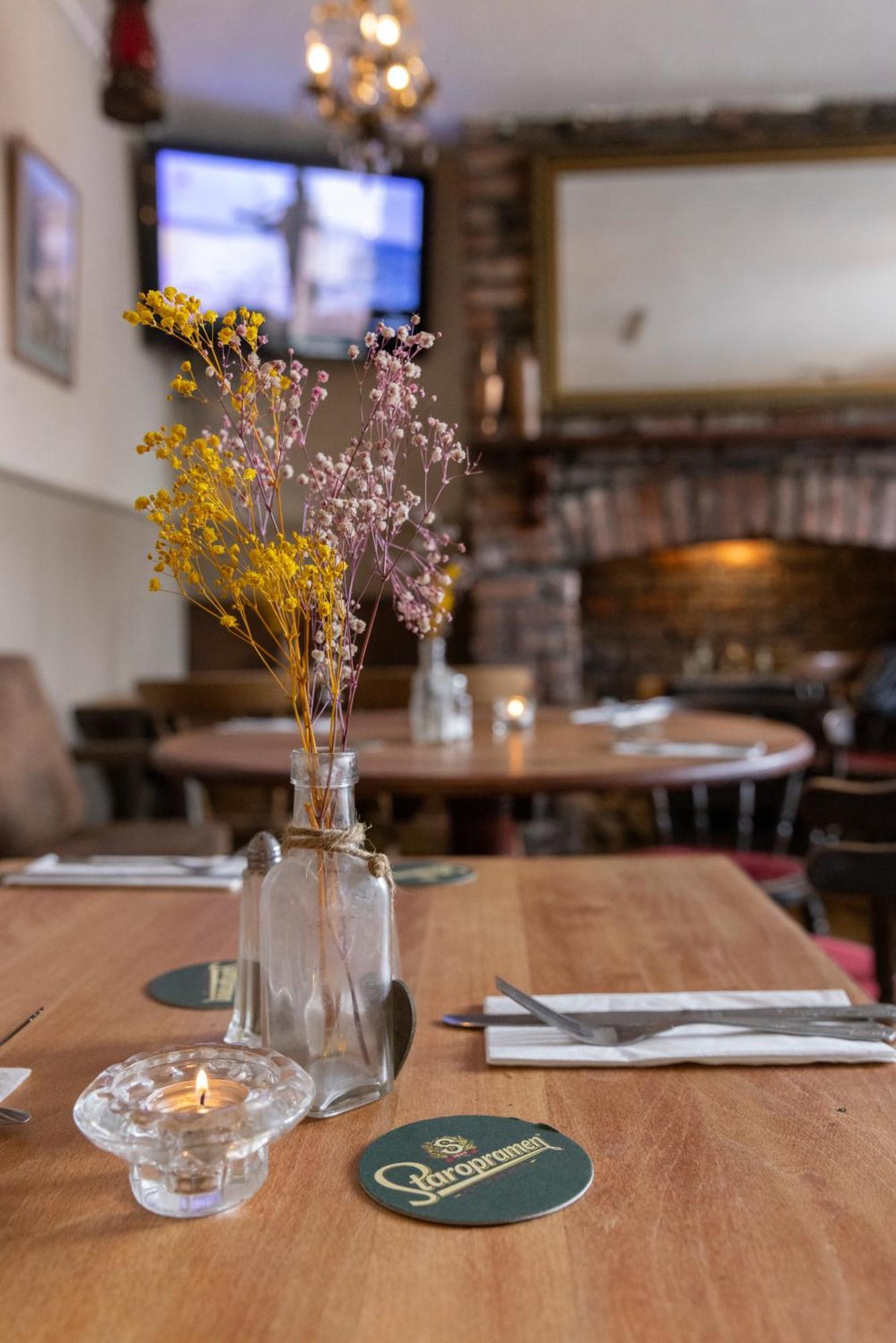 The Bear Inn Llantrisant  Zewnętrze zdjęcie