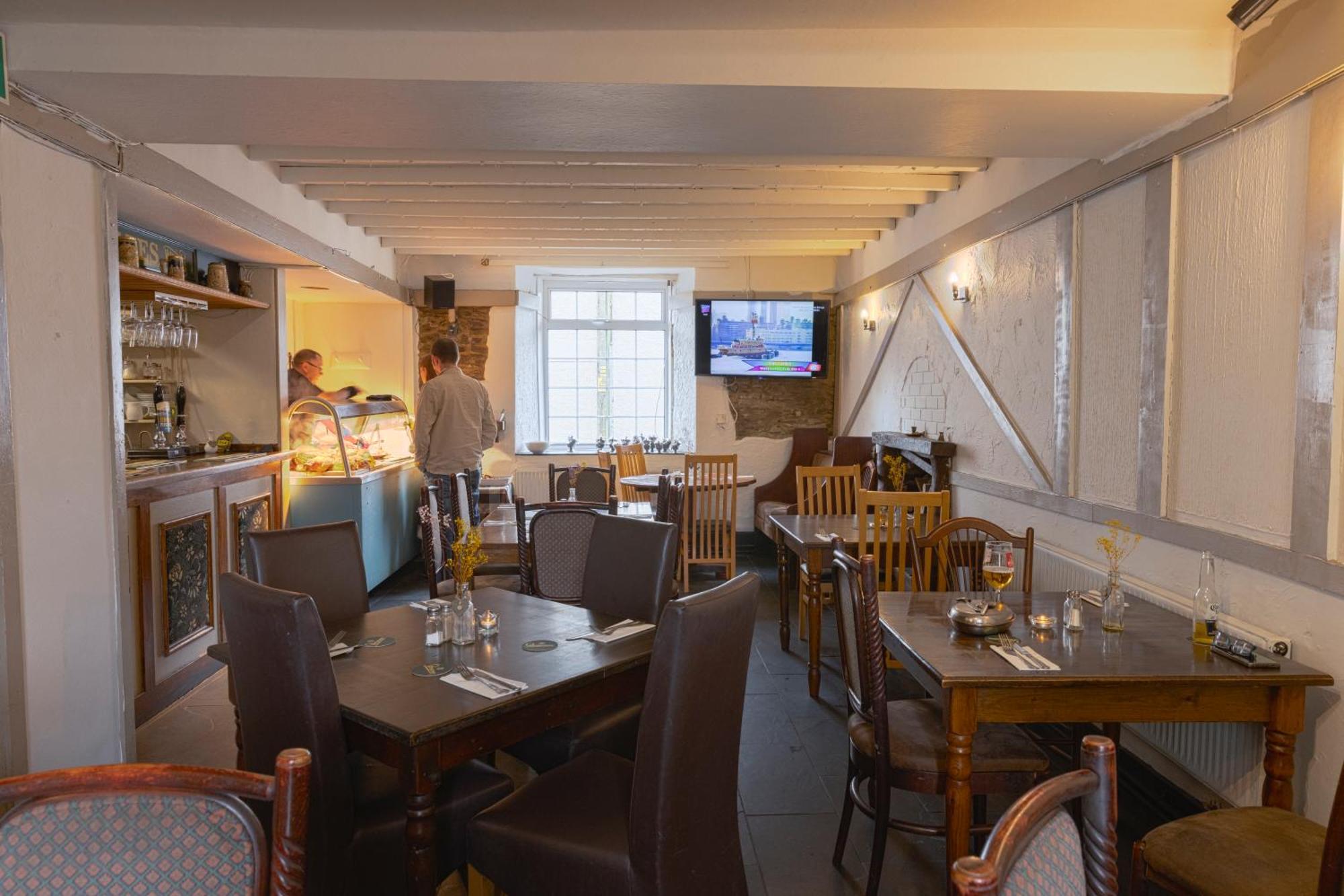 The Bear Inn Llantrisant  Zewnętrze zdjęcie